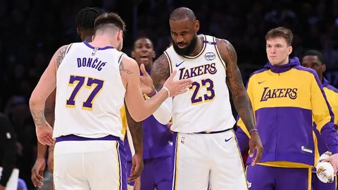 斯图加特昔日战友重逢，伊藤洋辉与郑优营交换战袍